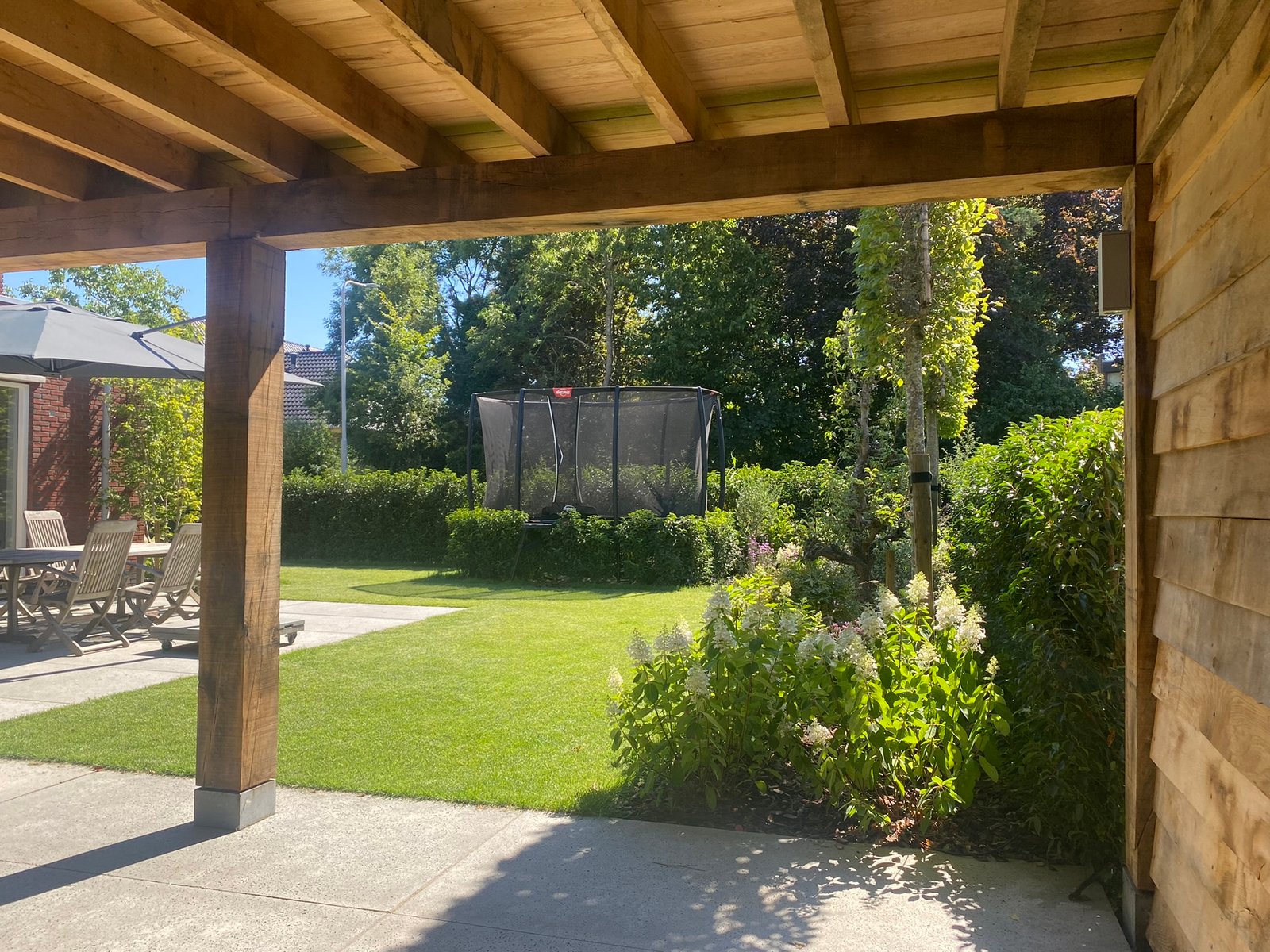 Gezellige tuin bestrating en hovenier